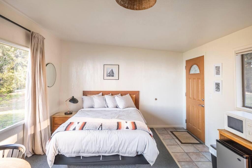 Driftwood Lodge ~ 5 Bedroom / 7 Bath ~ 30-Acre Private Estate On Hwy 1 ~ Hot Tub ~ Oceanview ~ Reunions & Retreats Walsh Landing Екстериор снимка