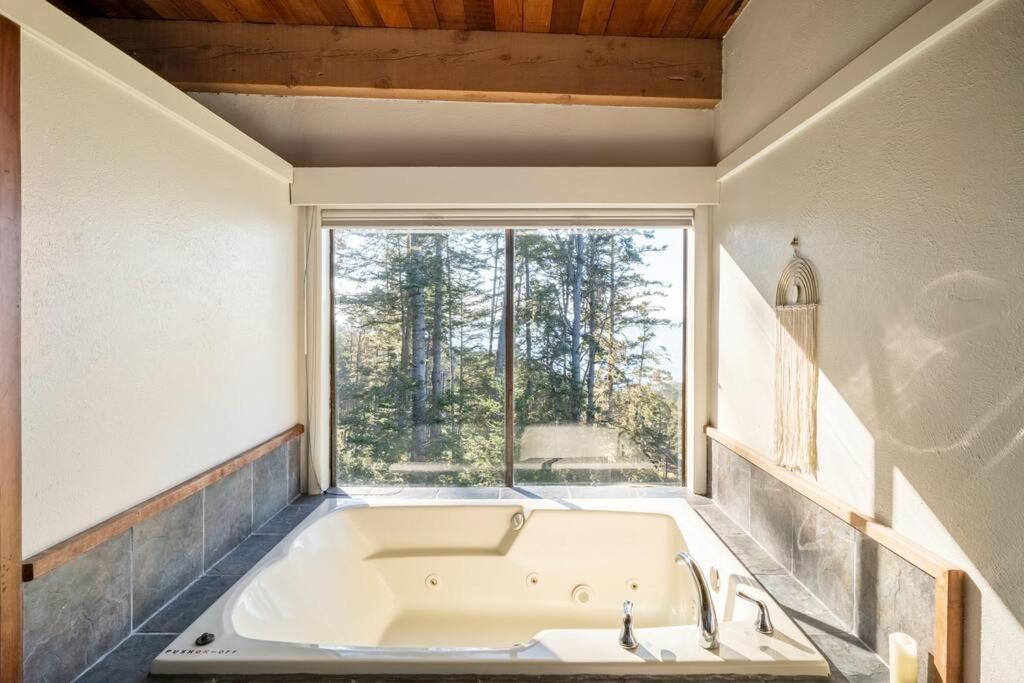Driftwood Lodge ~ 5 Bedroom / 7 Bath ~ 30-Acre Private Estate On Hwy 1 ~ Hot Tub ~ Oceanview ~ Reunions & Retreats Walsh Landing Екстериор снимка
