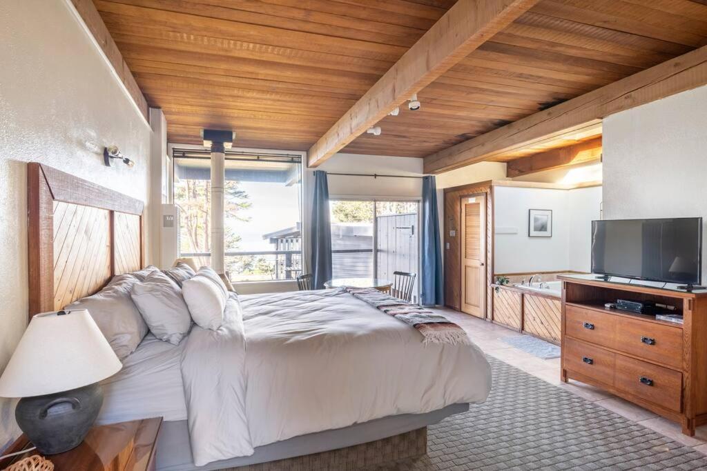 Driftwood Lodge ~ 5 Bedroom / 7 Bath ~ 30-Acre Private Estate On Hwy 1 ~ Hot Tub ~ Oceanview ~ Reunions & Retreats Walsh Landing Екстериор снимка