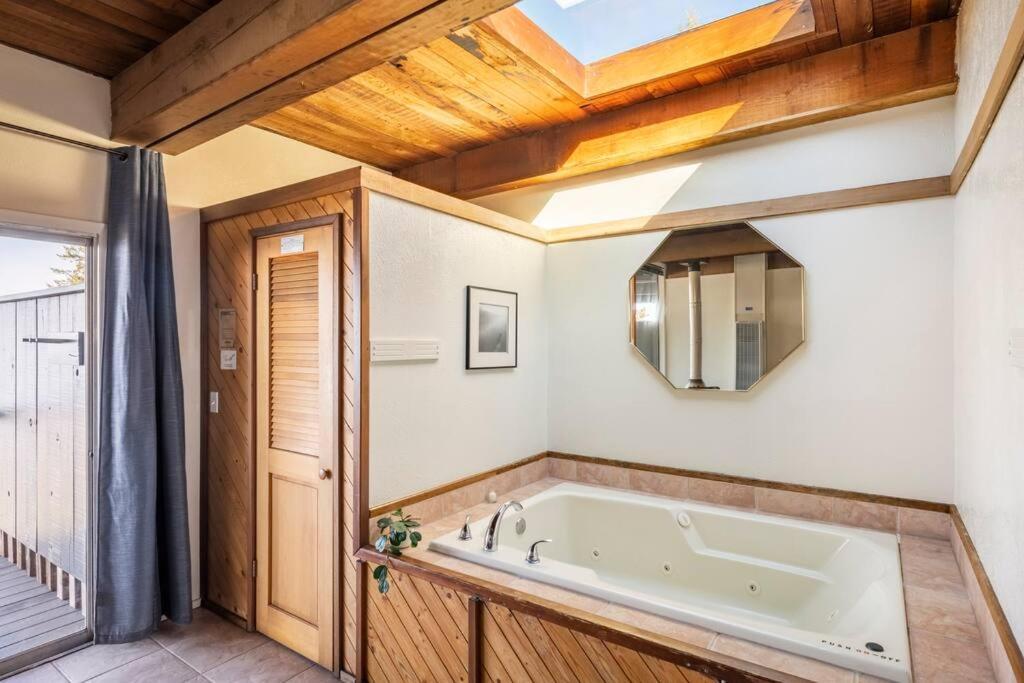 Driftwood Lodge ~ 5 Bedroom / 7 Bath ~ 30-Acre Private Estate On Hwy 1 ~ Hot Tub ~ Oceanview ~ Reunions & Retreats Walsh Landing Екстериор снимка