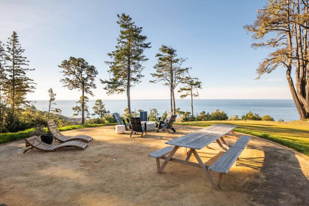 Driftwood Lodge ~ 5 Bedroom / 7 Bath ~ 30-Acre Private Estate On Hwy 1 ~ Hot Tub ~ Oceanview ~ Reunions & Retreats Walsh Landing Екстериор снимка